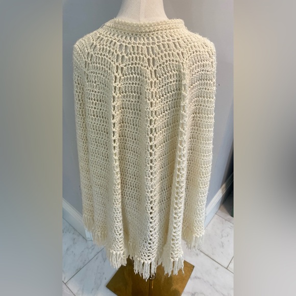 Vintage handmade women’s loose knit cape with buttons and hand openings EUC - Picture 4 of 4
